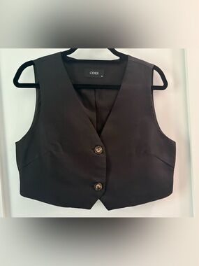 Cider Black Sleeveless Cropped Button Vest